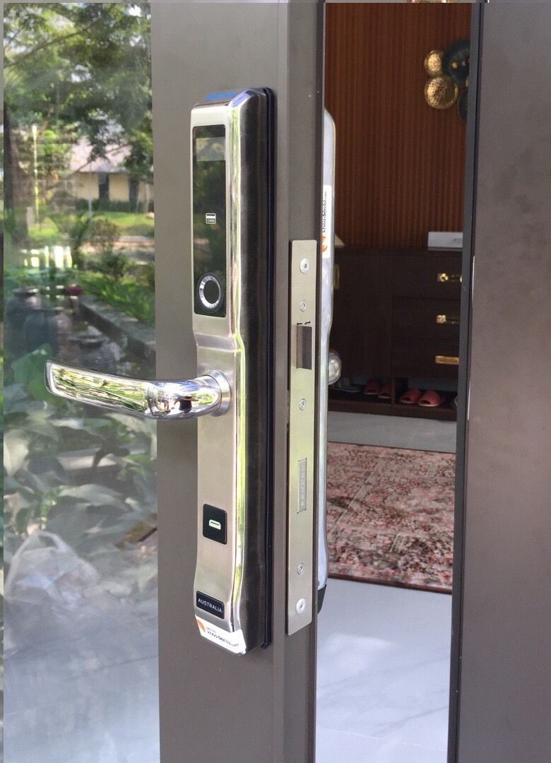 LẮP ĐẶT KHÓA CỬA VÂN TAY NHẬP KHẨU CHÍNH HÃNG GIÁ RẺ - TẠI TP HCM 9 Khóa cửa vân tay cho cửa sắt tại Thủ Đức