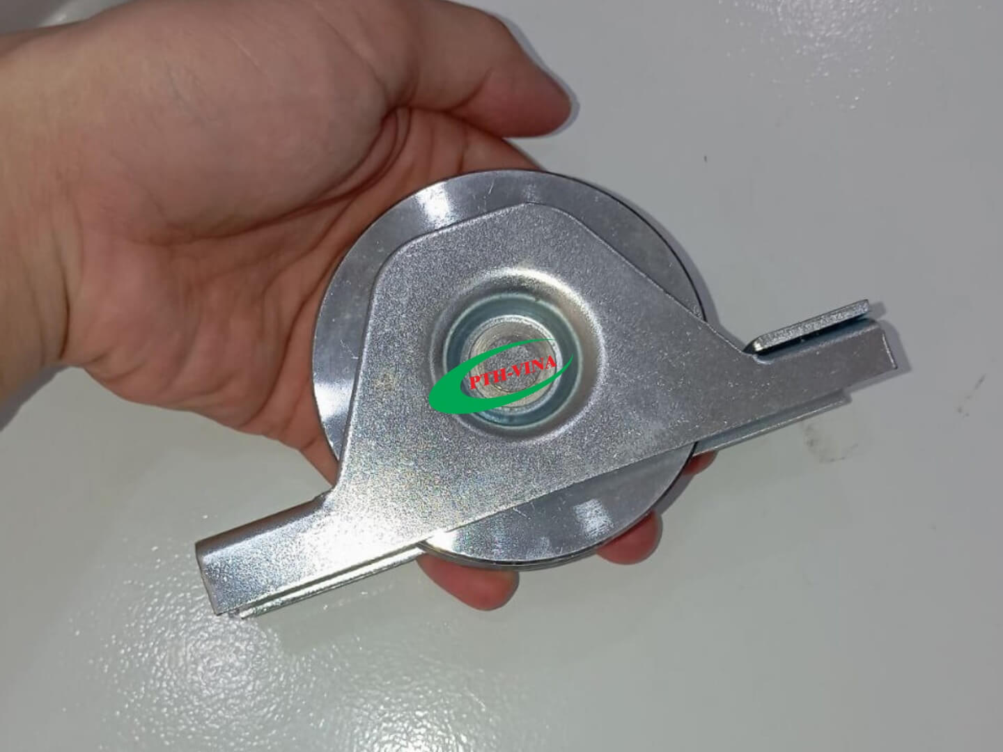 Hình ảnh thực tế bánh xe cổng lùa ray V gắn âm