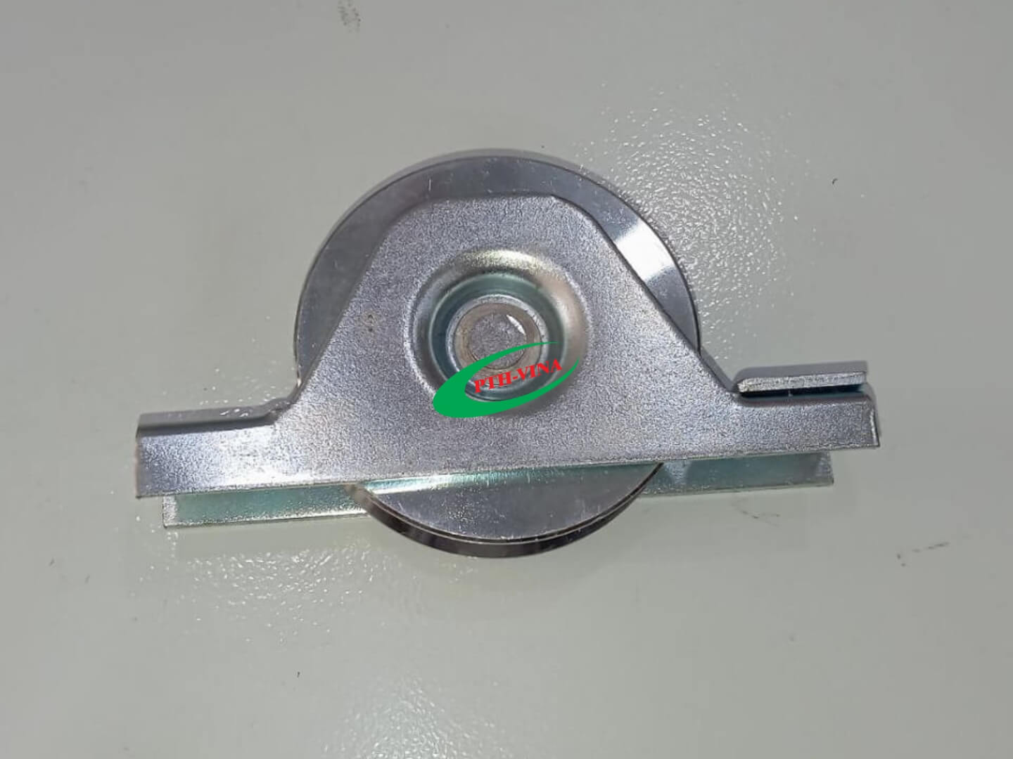Hình ảnh thực tế bánh xe cổng lùa ray V gắn âm
