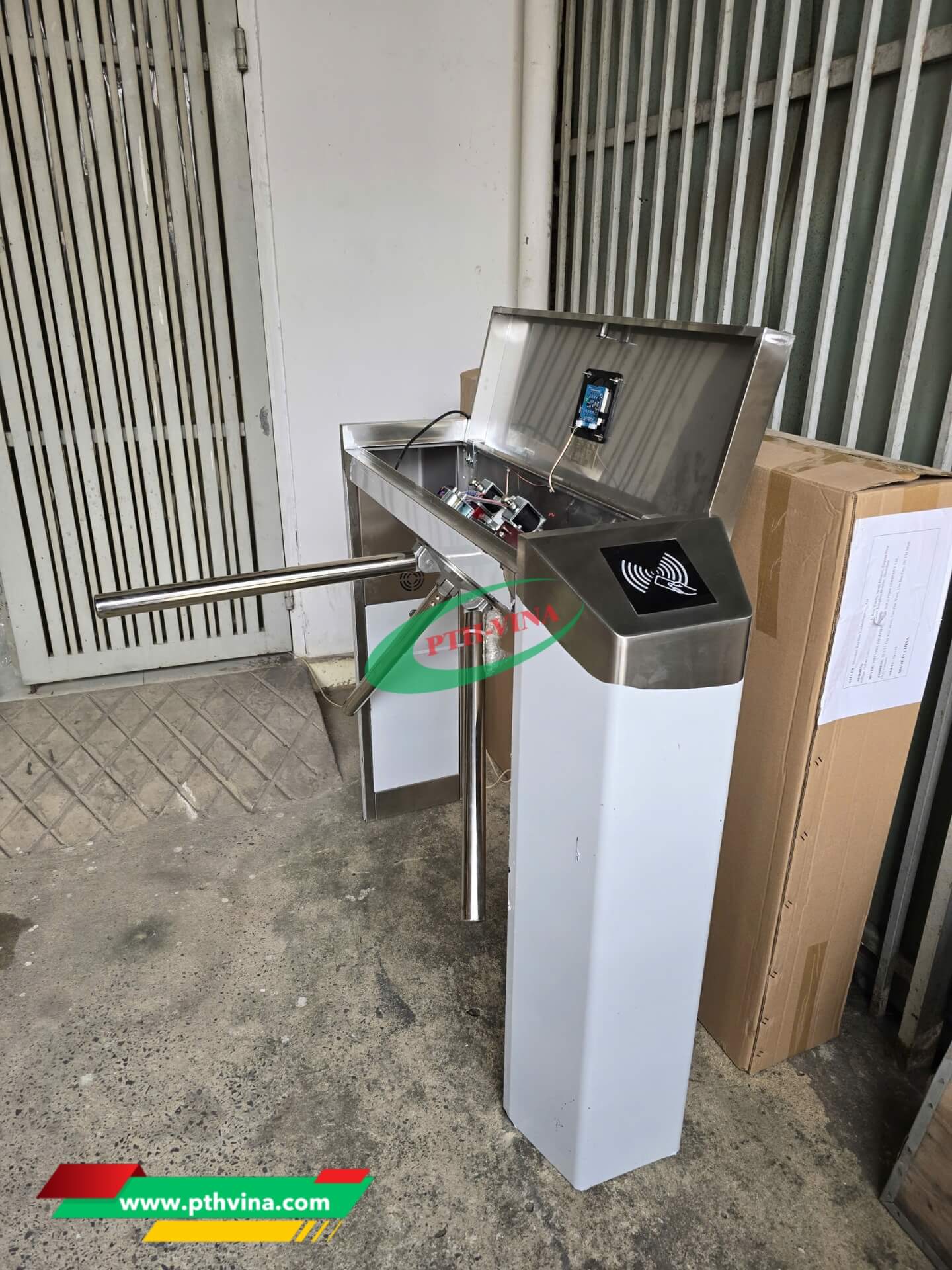 cổng tay xoay 3 càng pt-182