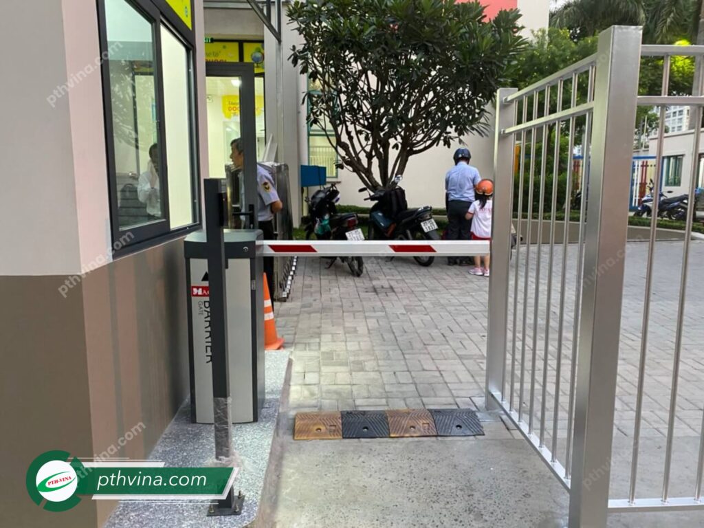 Công trình lắp đặt barrier MAG tại Trường Song ngữ Quốc tế Hoàng Gia