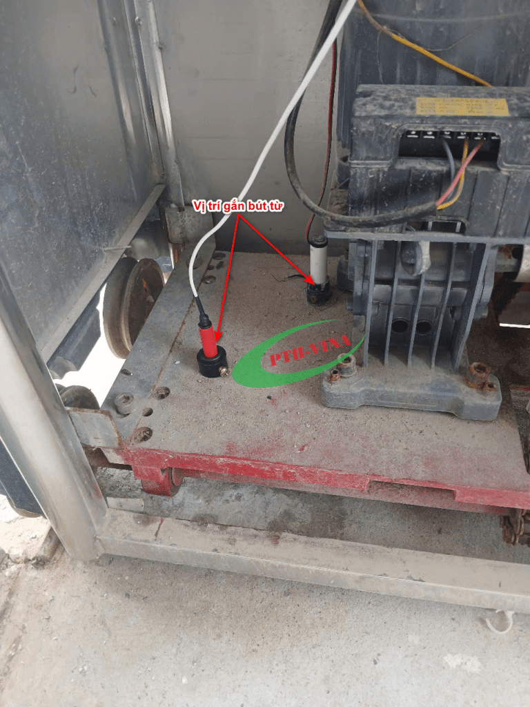 Vị trí gắn bút từ cổng xếp có ray