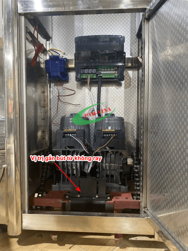 Vị trí gắn bút từ cổng xếp không ray