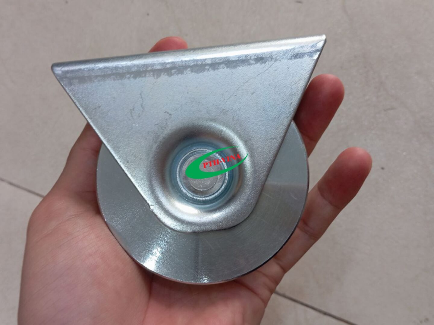 Hình ảnh thực tế bánh xe ray V phi 80mm