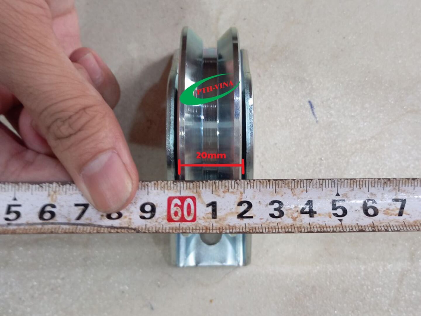 Độ dày bánh xe cửa cổng lùa ray V phi 80mm