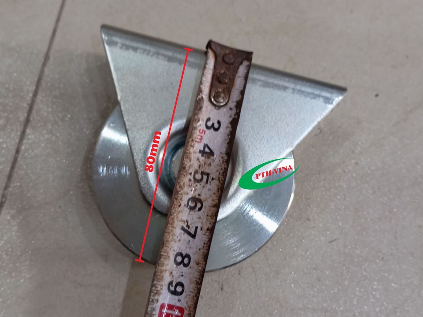 Đường kính bánh xe cửa cổng lùa ray V phi 80mm