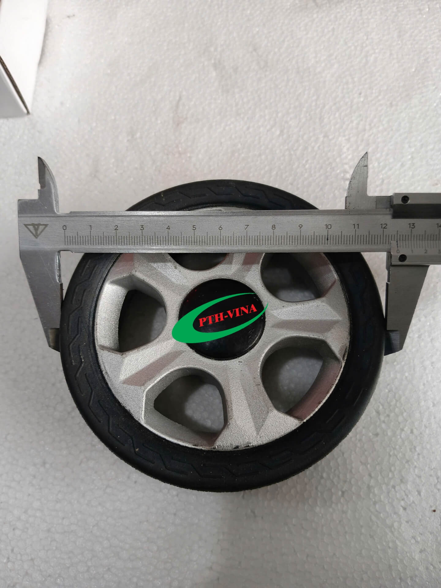 Đường kính bánh xe đầu kéo cổng xếp điện lỗ khuyết