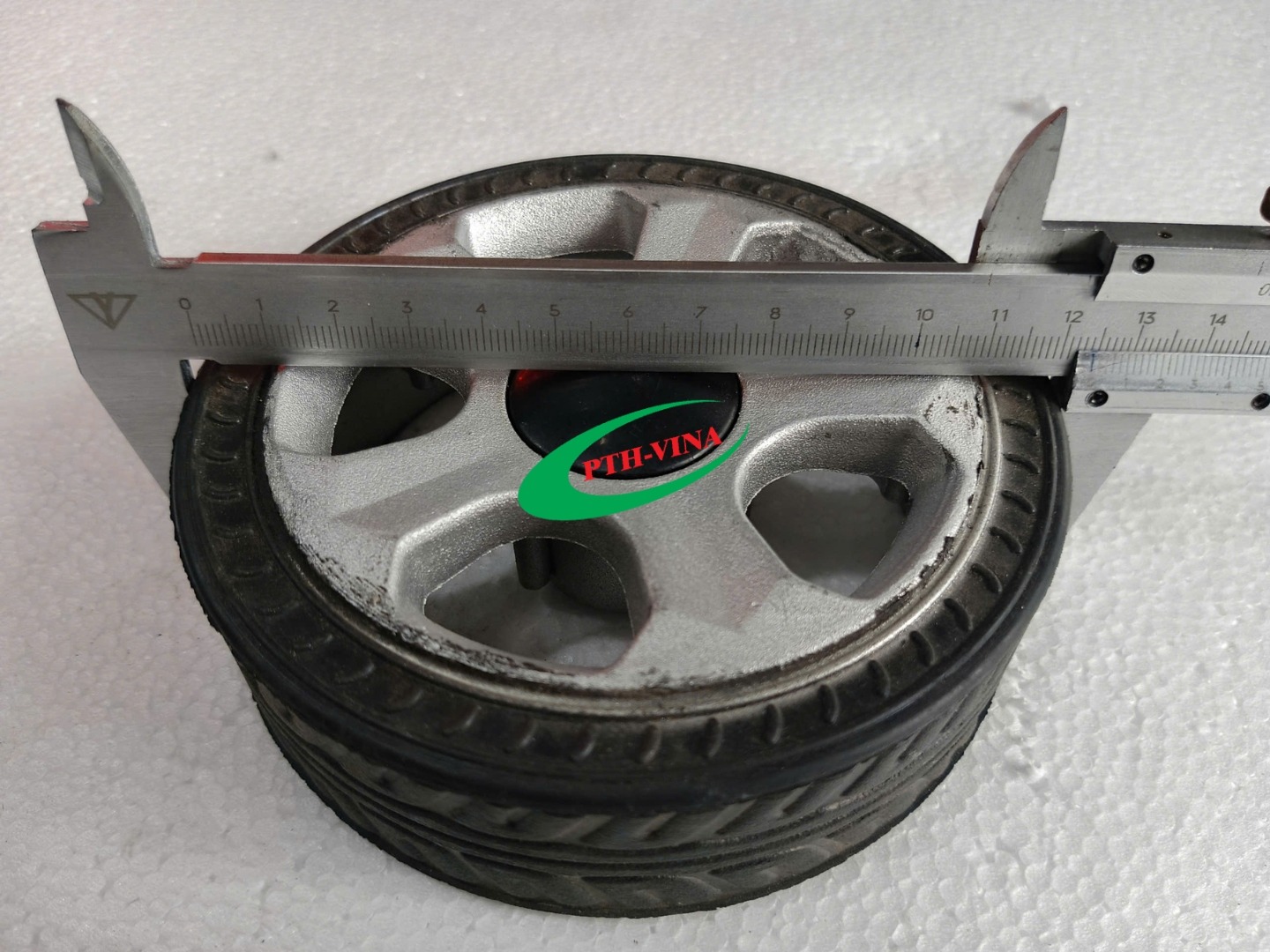 Đường kính bánh xe cổng xếp điện lỗ tròn