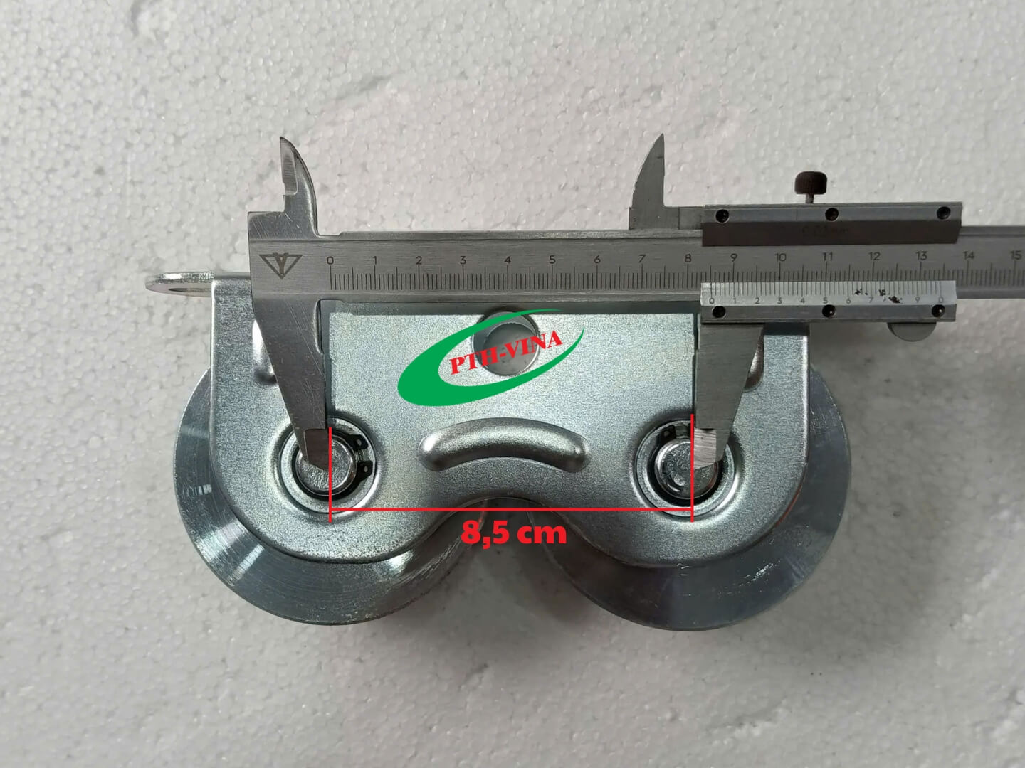 Khoảng cách hai tâm bánh xe đôi cổng lùa phi 80mm