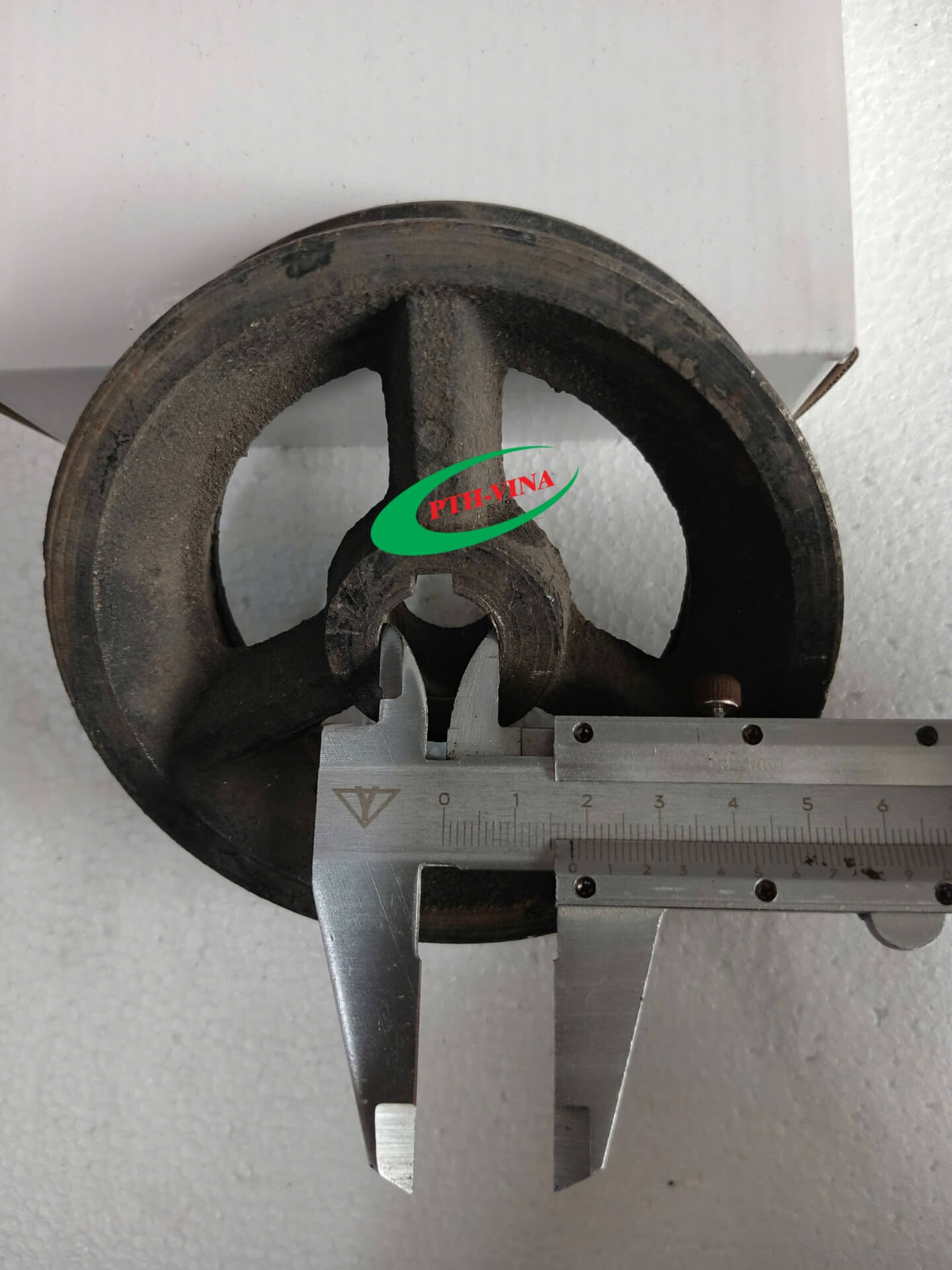 Kích thước lỗ cốt bánh xe đầu kéo cổng xếp hai ray