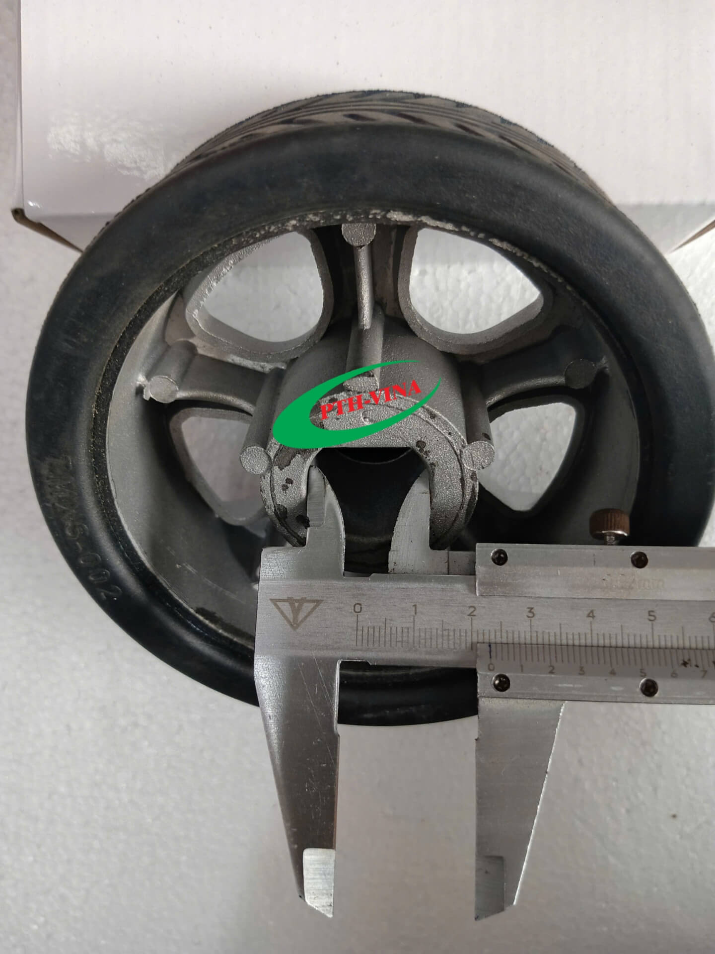 Kích thước lỗ cốt bánh xe đầu kéo cổng xếp tự động lỗ khuyết