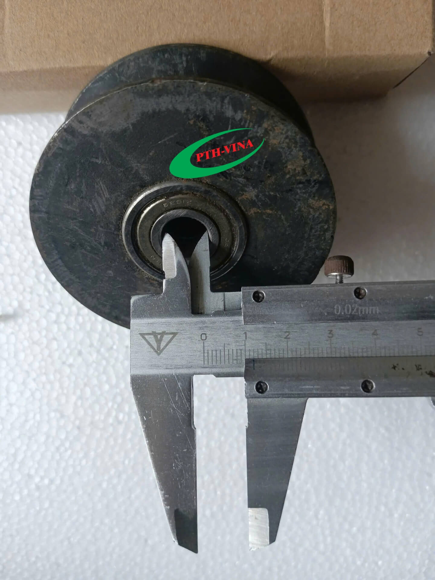 Kích thước lỗ cốt bánh xe cổng xếp tự động hai ray