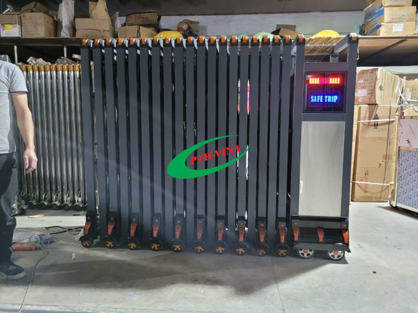 Cổng xếp hợp kim nhôm