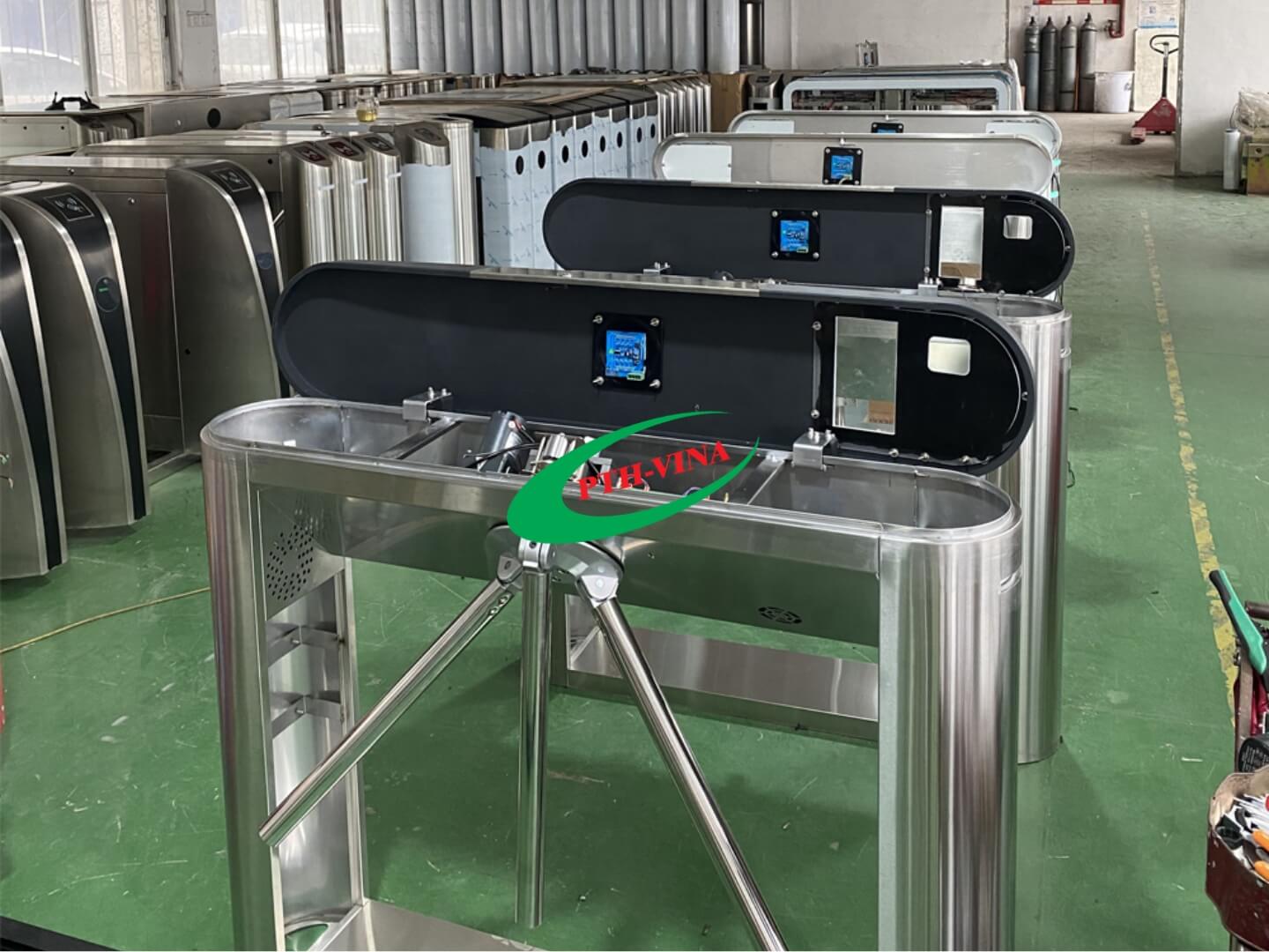 Hình ảnh thực tế Cổng xoay 3 càng PT-525