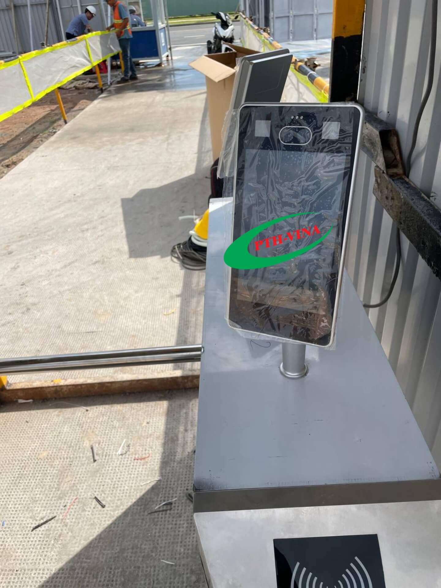 Lắp cổng tripod kết hợp máy nhận diện khuôn mặt tại Công ty Minh Global, Bình Dương