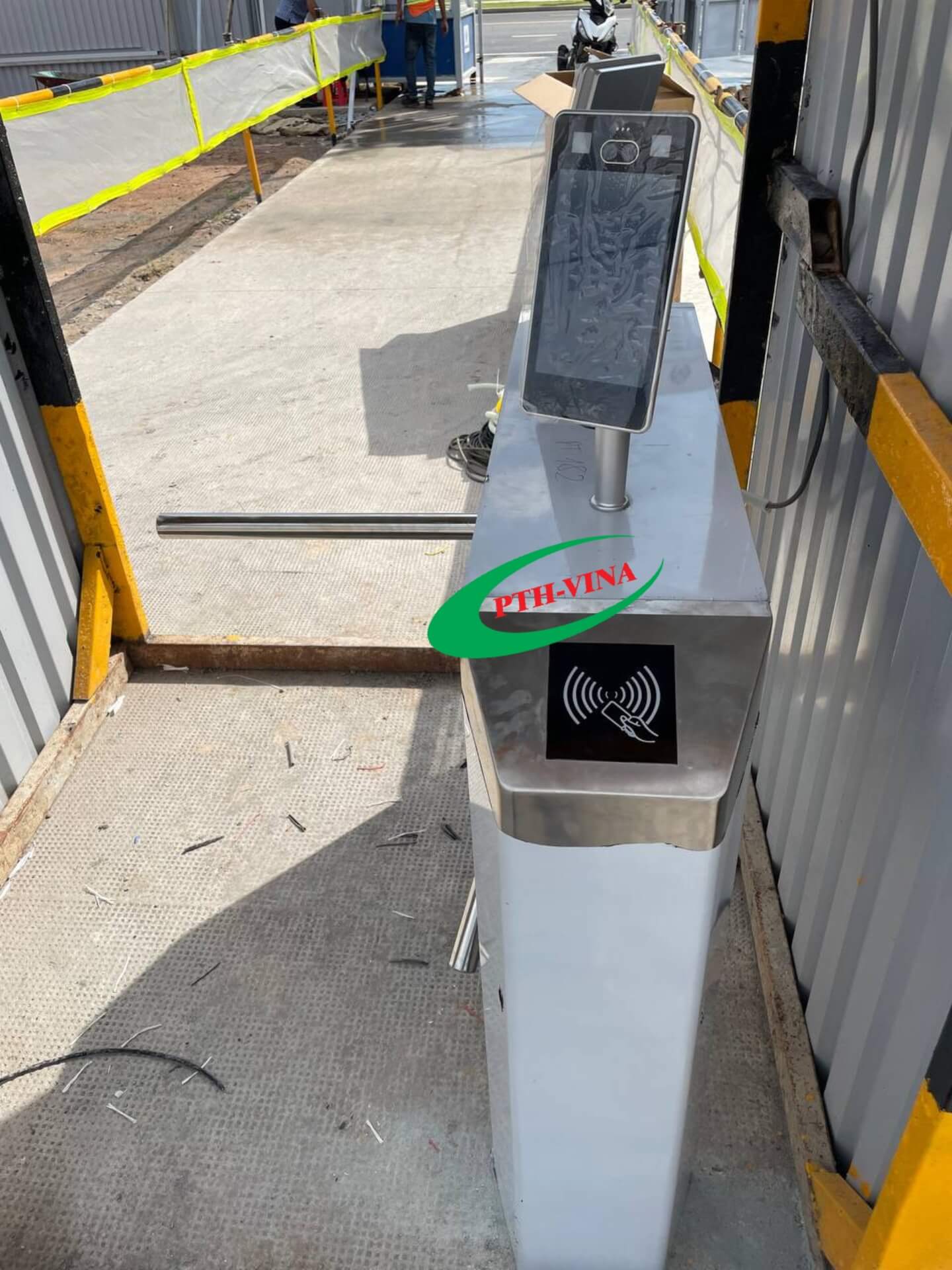 Lắp cổng tripod kết hợp máy nhận diện khuôn mặt tại Công ty Minh Global, Bình Dương