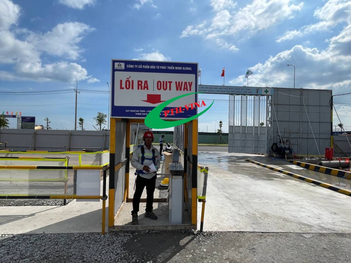 Lắp cổng tripod kết hợp máy nhận diện khuôn mặt tại Công ty Minh Global, Bình Dương