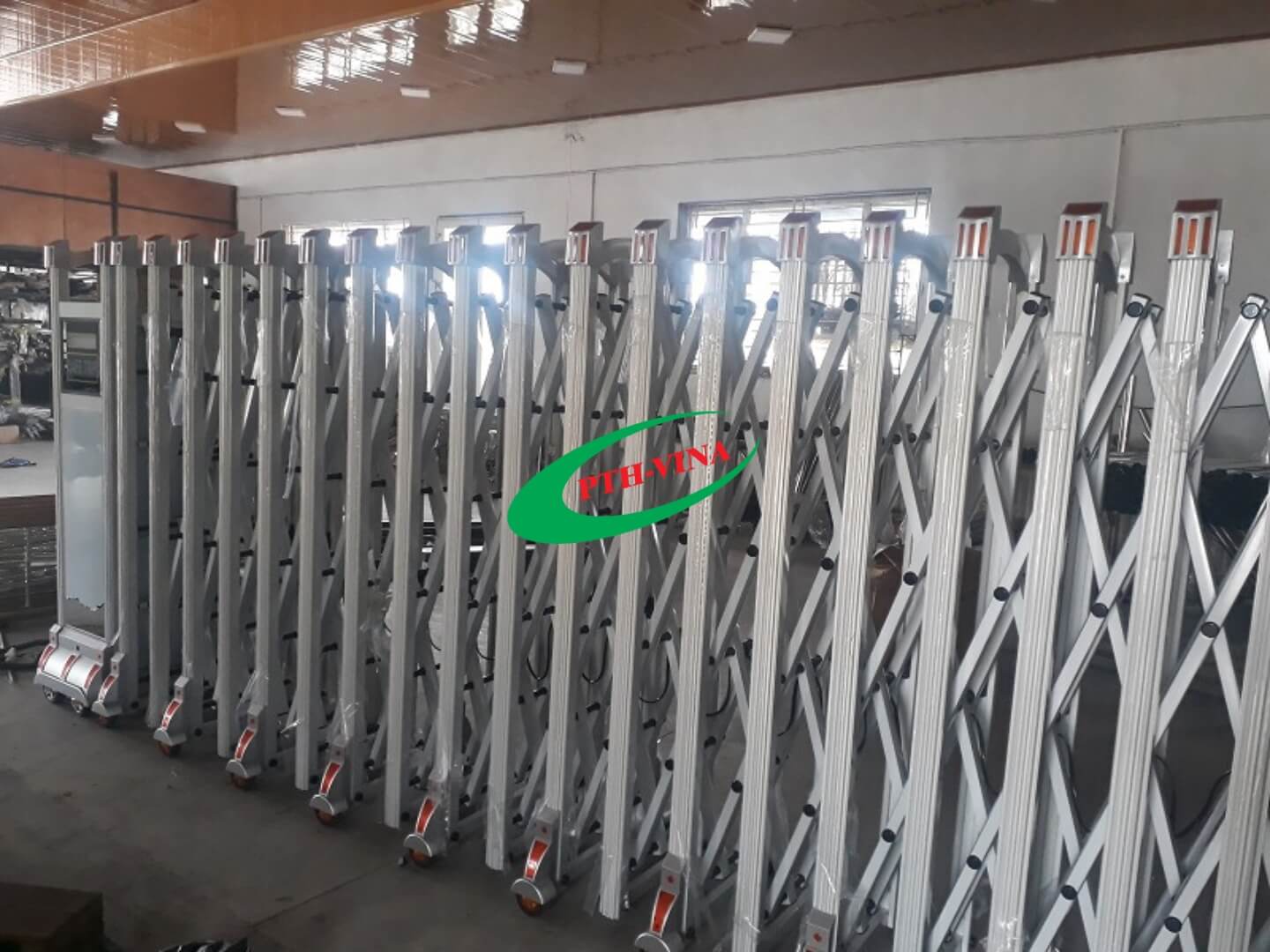 Thân cổng xếp nhôm