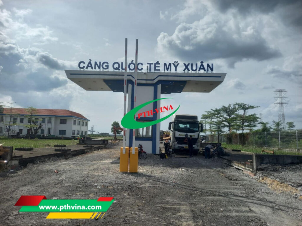 Lắp 2 trụ barie Bisen tại Cảng quốc tế Mỹ Xuân