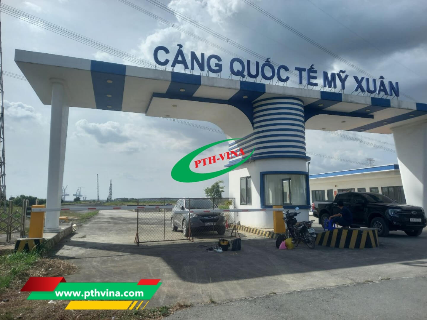 Lắp 2 trụ barie Bisen tại Cảng quốc tế Mỹ Xuân