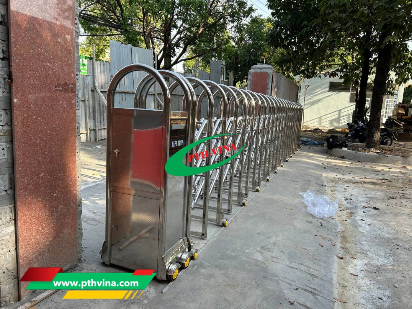 Lắp barie tự động kết hợp cổng xếp inox 304 tại Đồng Nai