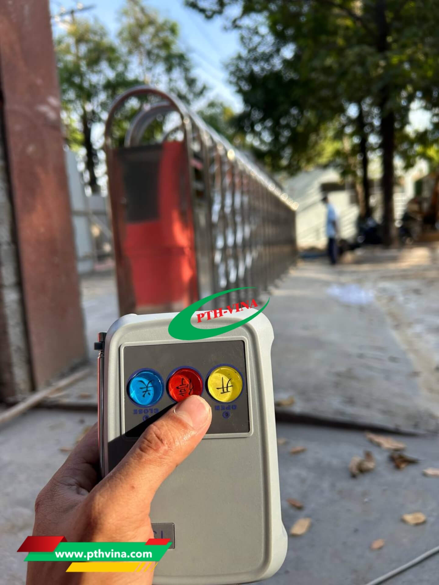 Lắp barie tự động kết hợp cổng xếp inox 304 tại Đồng Nai