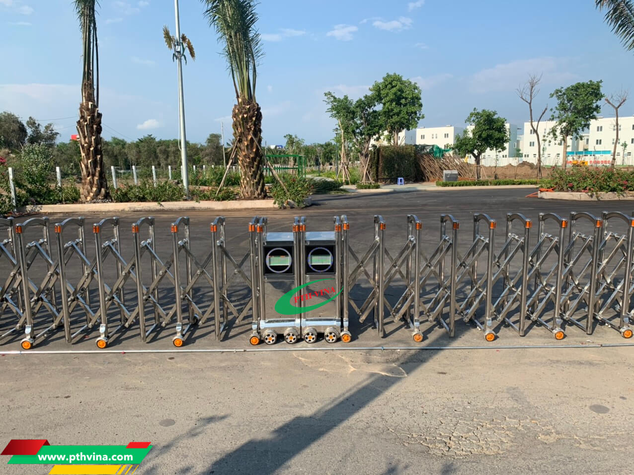 Lắp cổng xếp inox 304 tại khu đô thị Dragon Village Lắp cổng xếp inox 304 tại khu đô thị Dragon Village