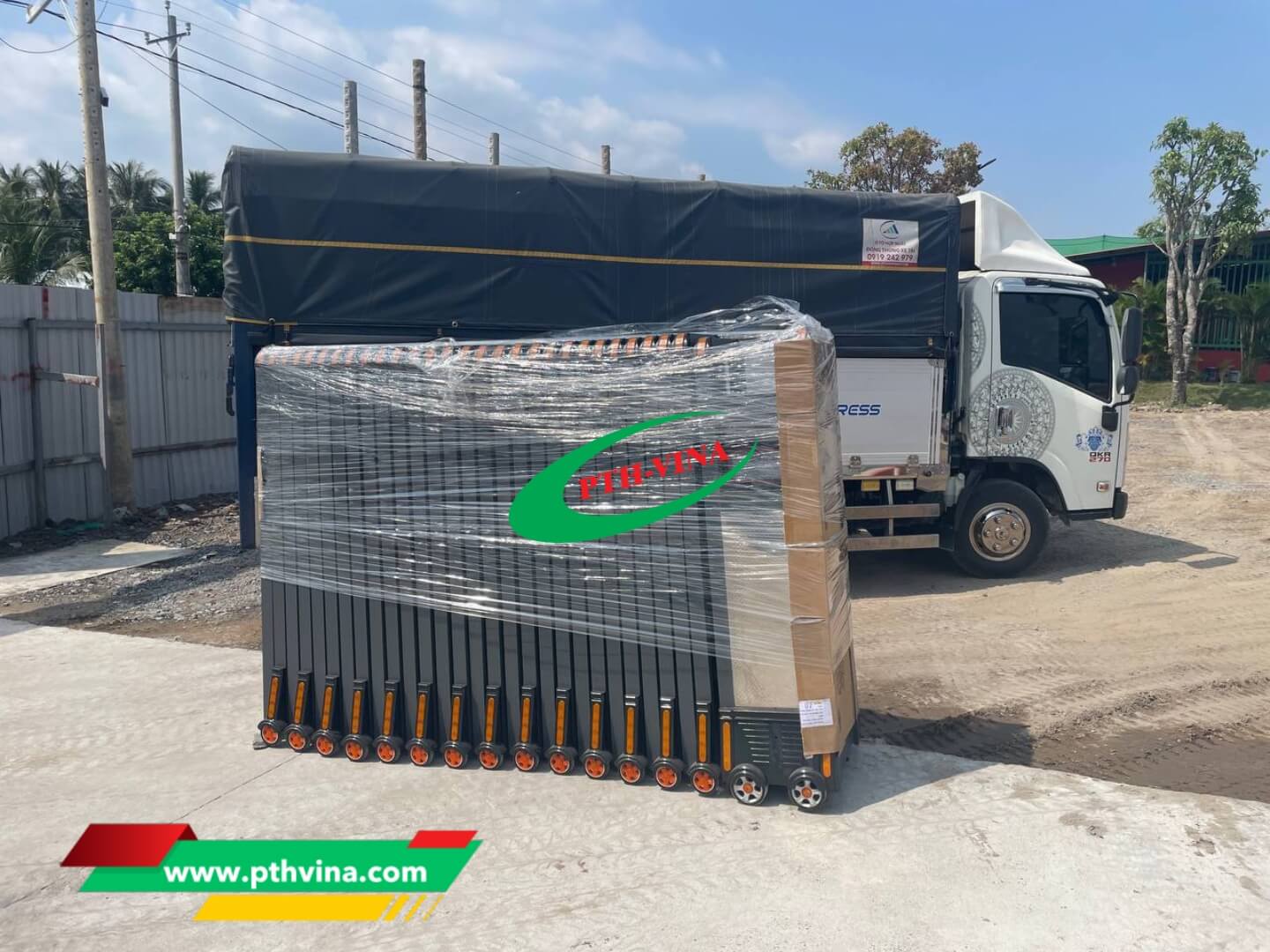 Công trình lắp đặt cổng xếp nhôm cho công ty tại Trà Vinh