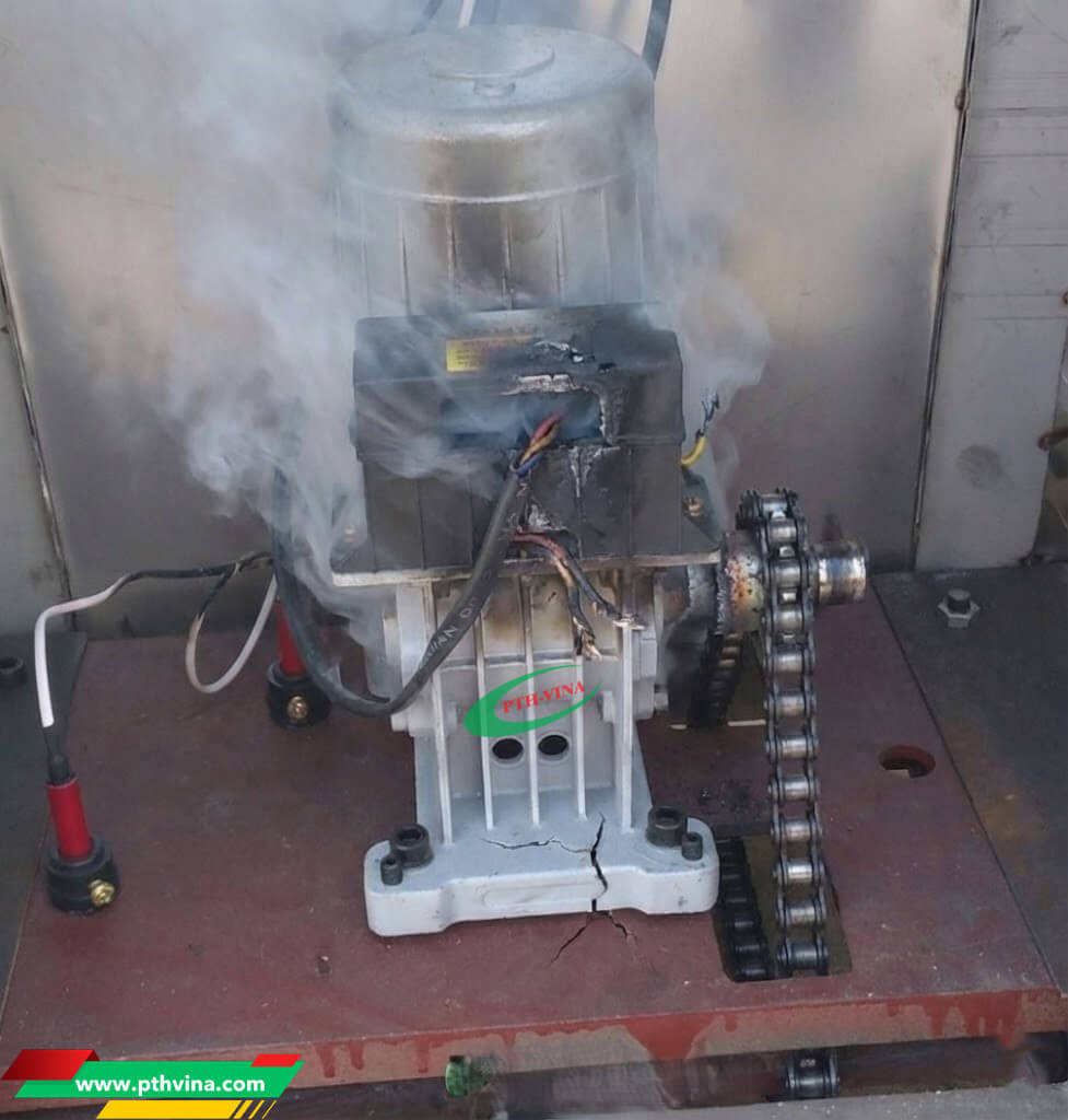 Motor của đầu kéo cổng xếp rất dễ hư hỏng nếu chọn quá công suất tải của cổng Motor của đầu kéo cổng xếp rất dễ hư hỏng nếu chọn quá công suất tải của cổng