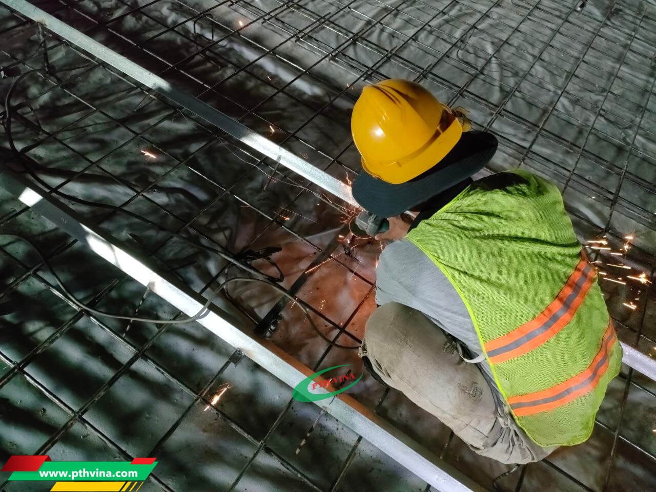 PTH VINA chuyên thi công cổng xếp cho khu công nghiệp PTH VINA chuyên thi công cổng xếp cho khu công nghiệp