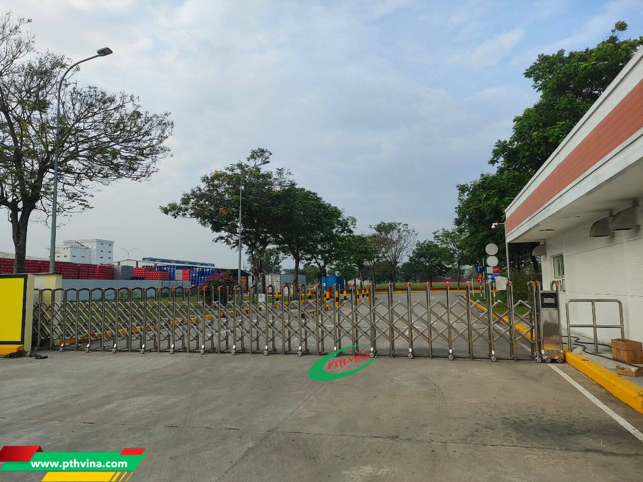 PTH VINA - Lắp đặt cổng xếp inox tại Bình Dương PTH VINA - Lắp đặt cổng xếp inox tại Bình Dương