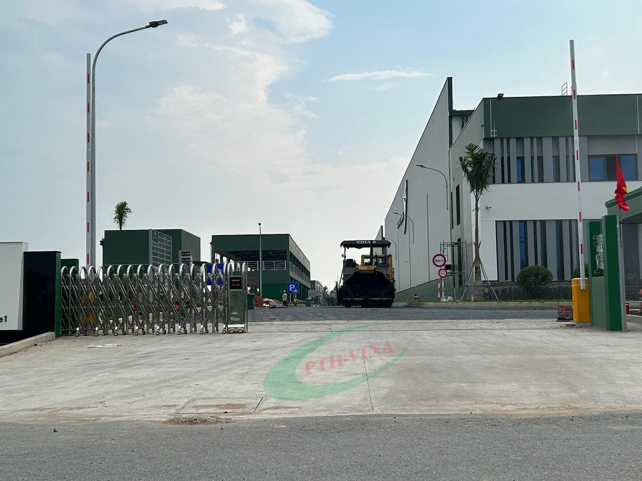 Barie tự động kết hợp cổng xếp inox cho nhà máy tại Đồng Nai Barie tự động kết hợp cổng xếp inox cho nhà máy tại Đồng Nai