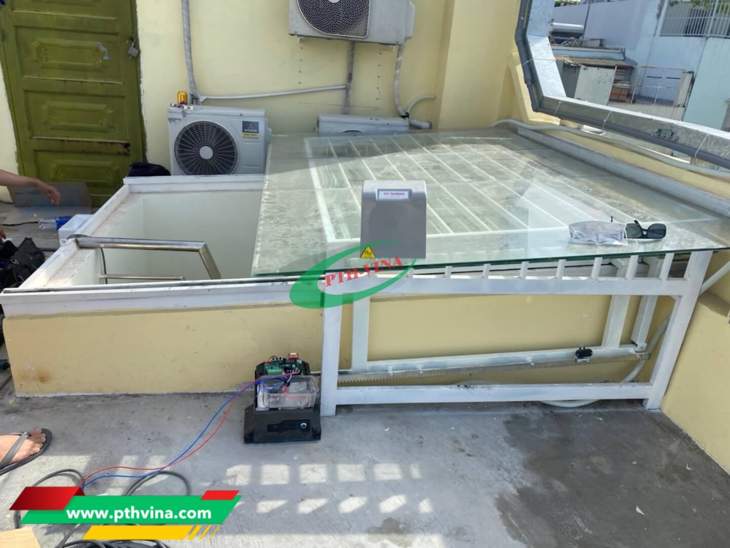 lắp bộ motor giếng trời tự động tại Quận 3