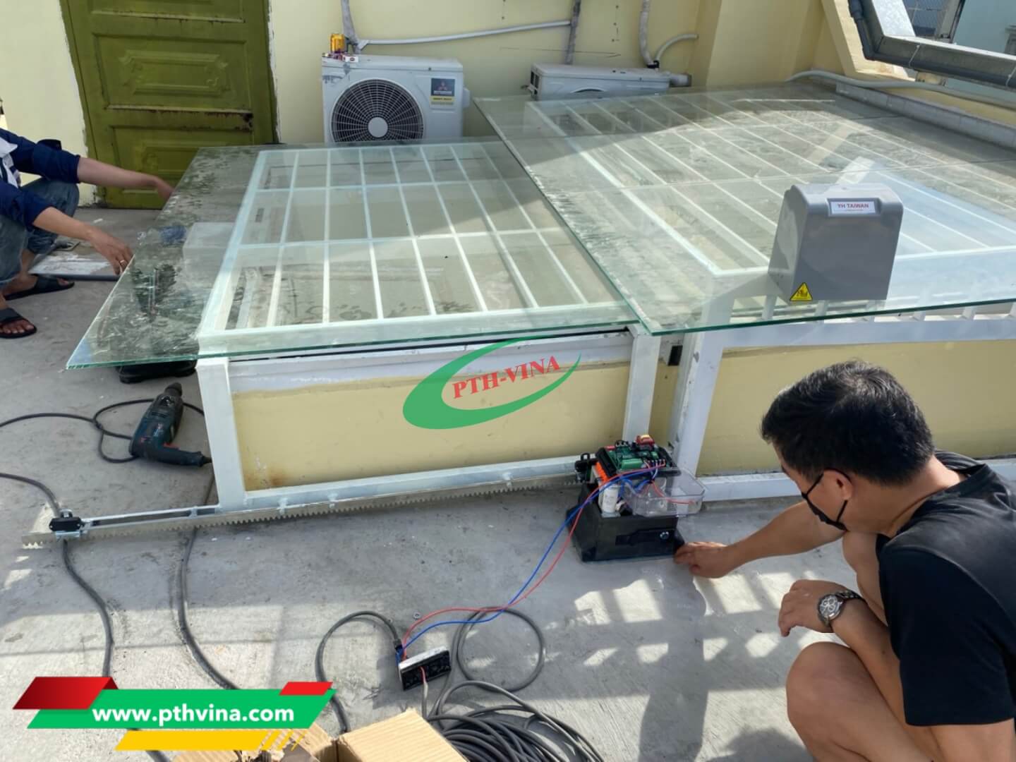lắp bộ motor giếng trời tự động tại Quận 3