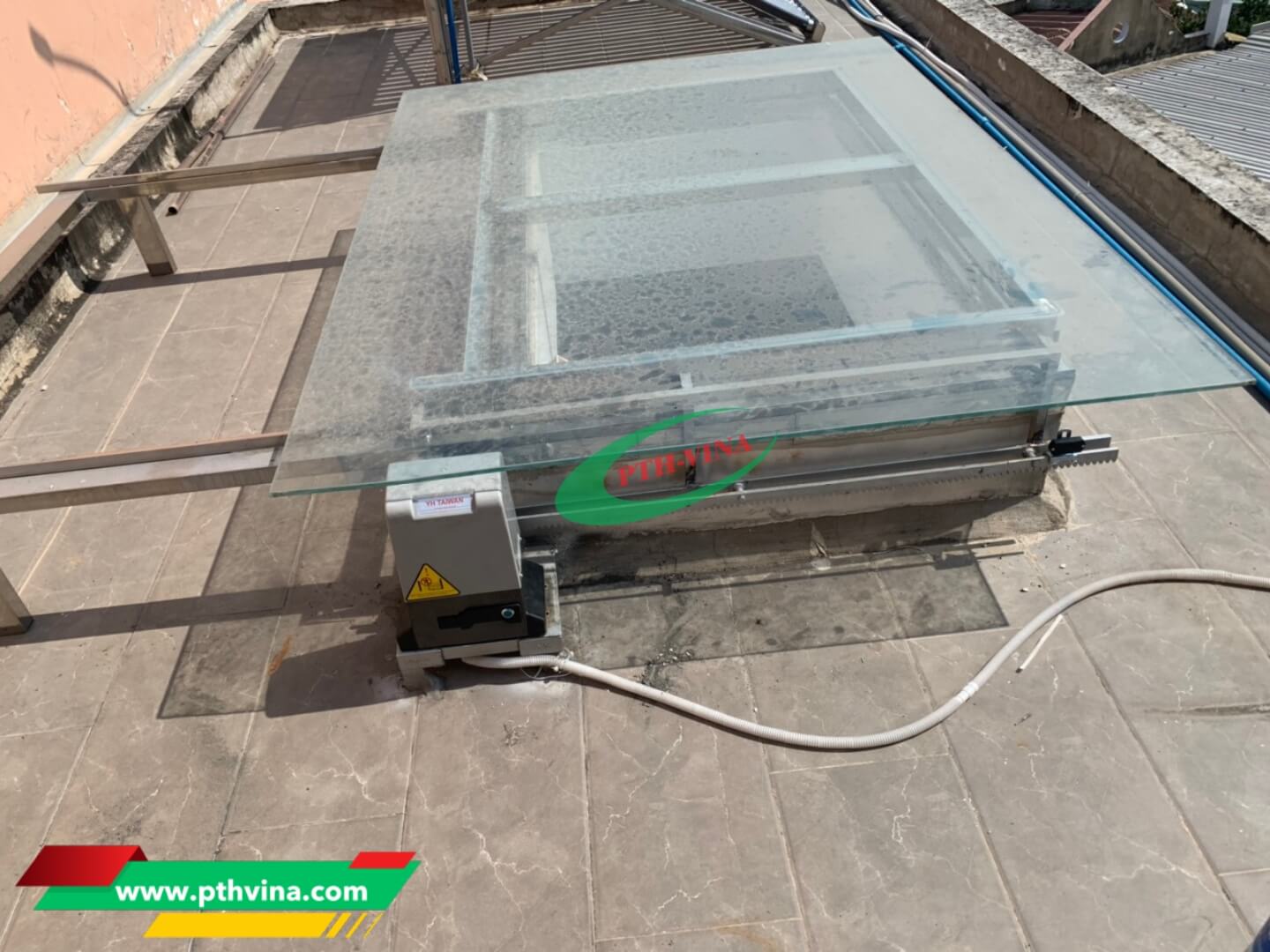 lắp đặt motor giếng trời tự động tại Quận 8